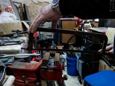 Sempre nella morsa viene invece incastrato un piccolo tubo che dimezza con l�uso del seghetto
